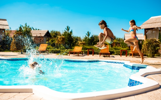 Học bơi đón mùa du lịch tự tin cùng gia đình