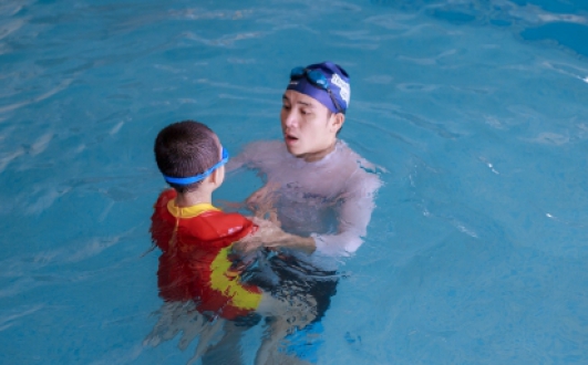 Lớp học bơi cho trẻ em tại bể bơi khách sạn Mường Thanh Grand Đà Nẵng